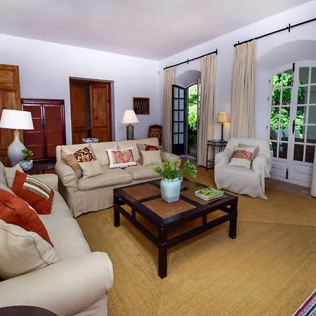 Colonial Style Retreat In Villa *