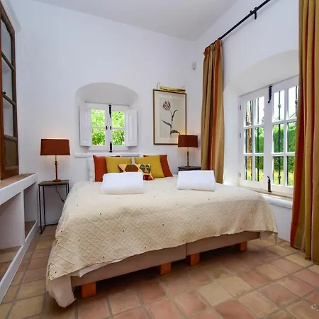 Colonial Style Retreat In Villa *