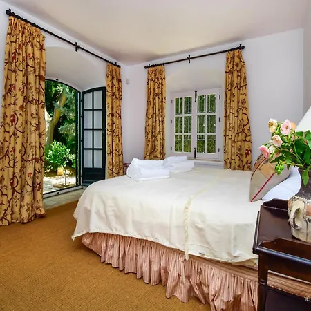 Colonial Style Retreat In Villa *