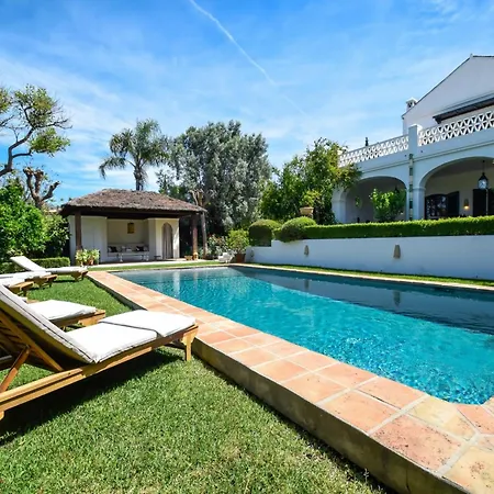 Colonial Style Retreat In Villa *